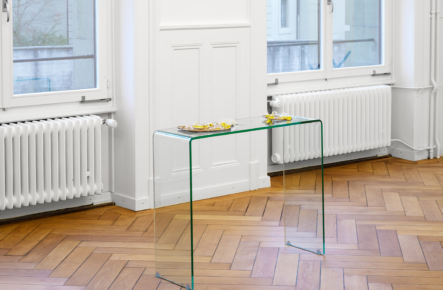 Vue d'installation, support variable, trétaux métal, plaque verre